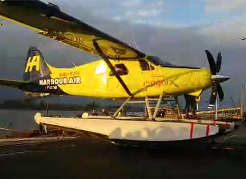 De door MagniX aangedreven de Havilland Beaver wordt na zijn eerste volledig elektrische vlucht uit het water gehaald.